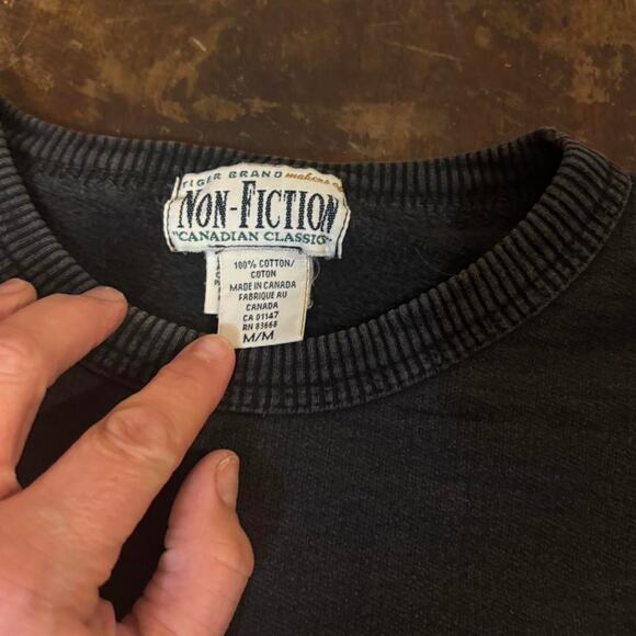 Black and gold Non Fiction crrewneck - Picture 5 of 5